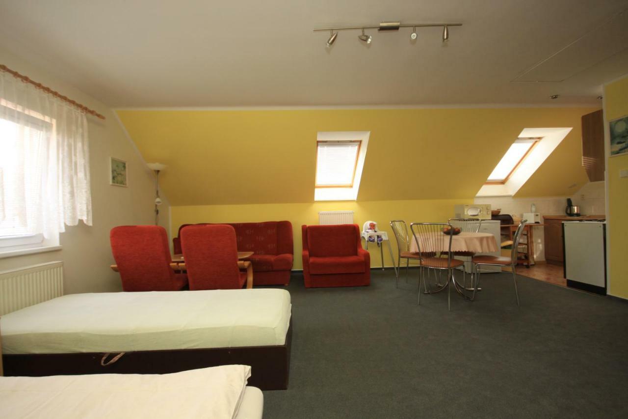 Rožnov pod Radhoštěm Apartman Pod Cernou Horou מראה חיצוני תמונה
